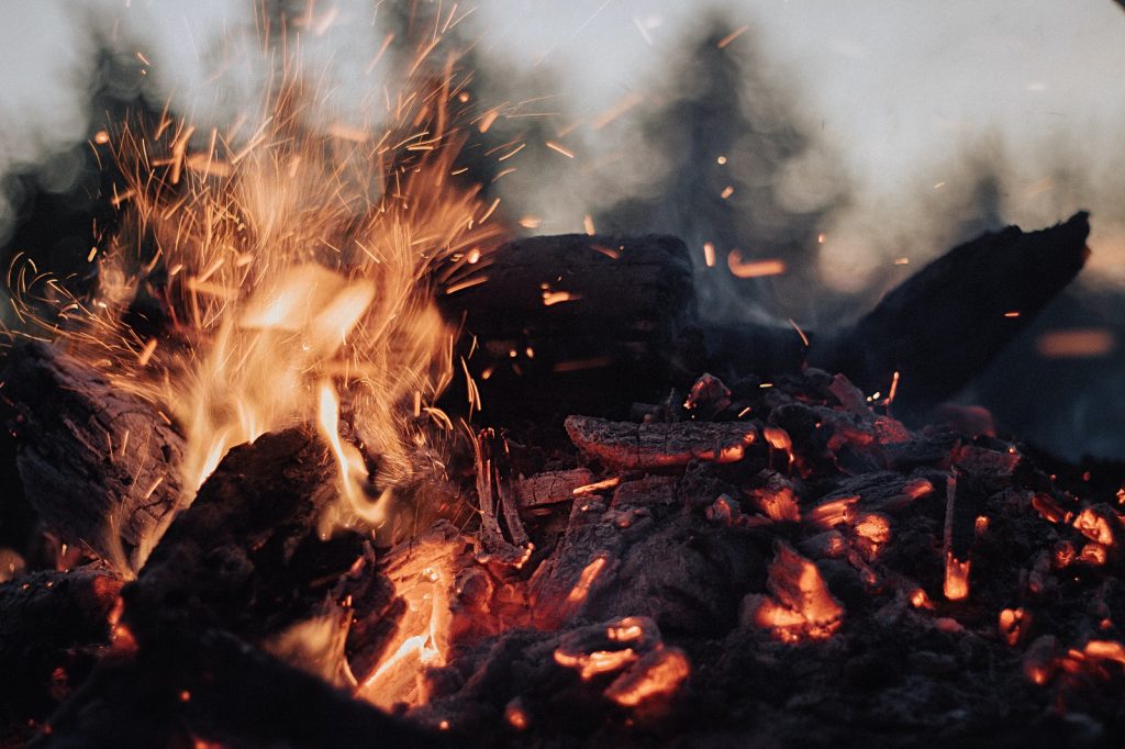 How to build a campfire which stays hot